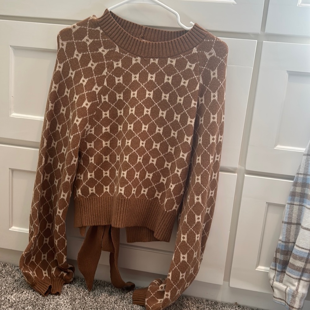 Brand is willow it's a sweater so soft and comfy with bow on back!